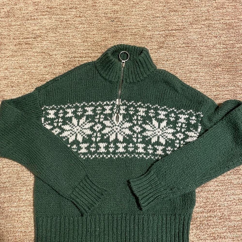 La Hearts Green and White Turtleneck Sweater
